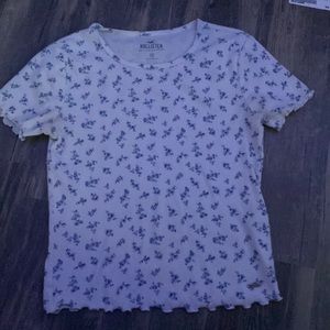 White fitted t shirt with blue dlower designs XS